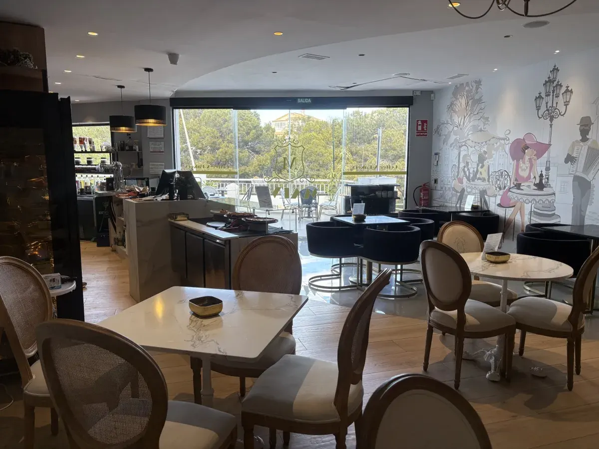 Salón trasero de Malva Coffee, Playa Flamenca