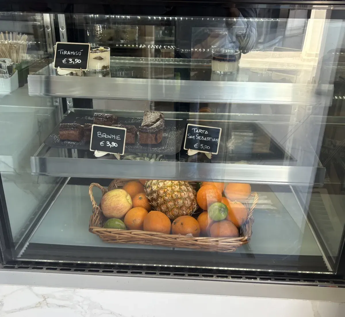 Vitrina de postres en Malva Coffee, Playa Flamenca